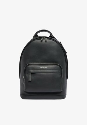 Czarny skórzany plecak z przednią kieszenią na zamek, górnym uchwytem, podwójnym zamknięciem na zamek oraz logo "Trussardi" na kieszeni.