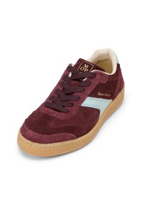 Bordowe zamszowe sneakersy z jasnoniebieskimi akcentami, brązową gumową podeszwą, klasycznym sznurowanym fasonem oraz złotym logo na języku i boku.