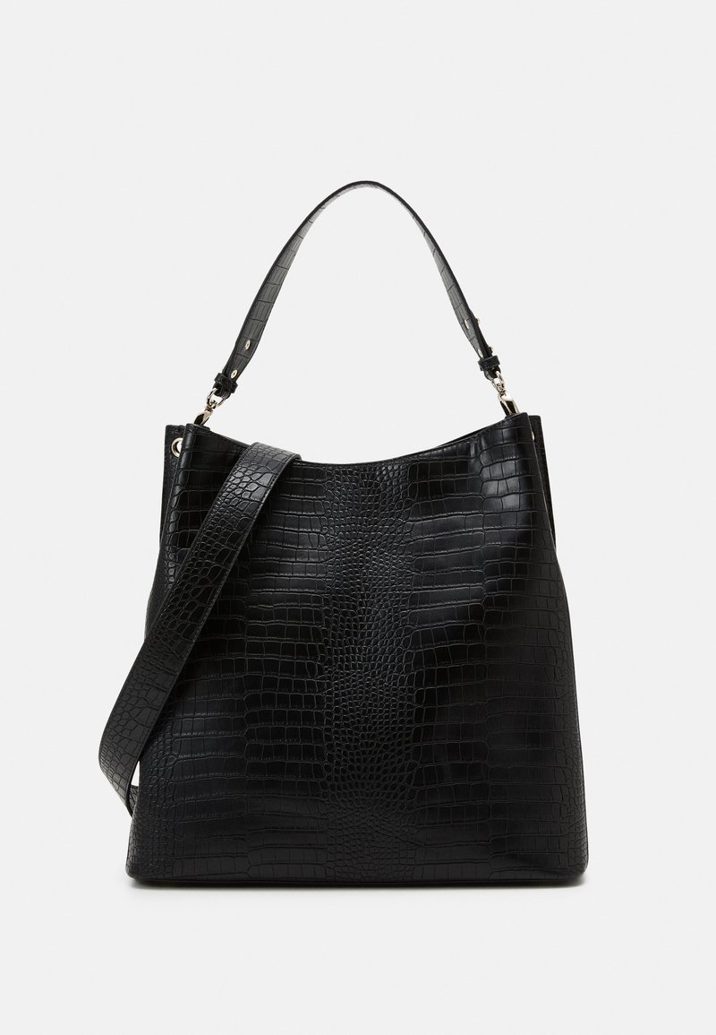 Bolsa de mão de couro preto texturizado com padrão de crocodilo, com um design tipo hobo, apresentando uma pega única na parte superior e uma alça de ombro ajustável.