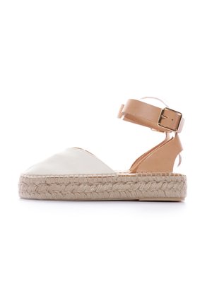 Espadrillas in tela bianca con suola in juta naturale, cinturino alla caviglia in pelle marrone chiaro con fibbia. Texture liscia, design della punta arrotondata.