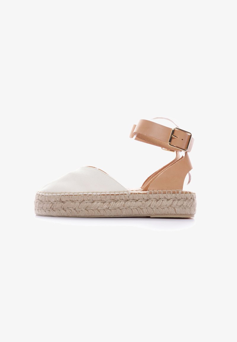 Espadrillas in tela bianca con suola in juta naturale, cinturino alla caviglia in pelle marrone chiaro con fibbia. Texture liscia, design della punta arrotondata.