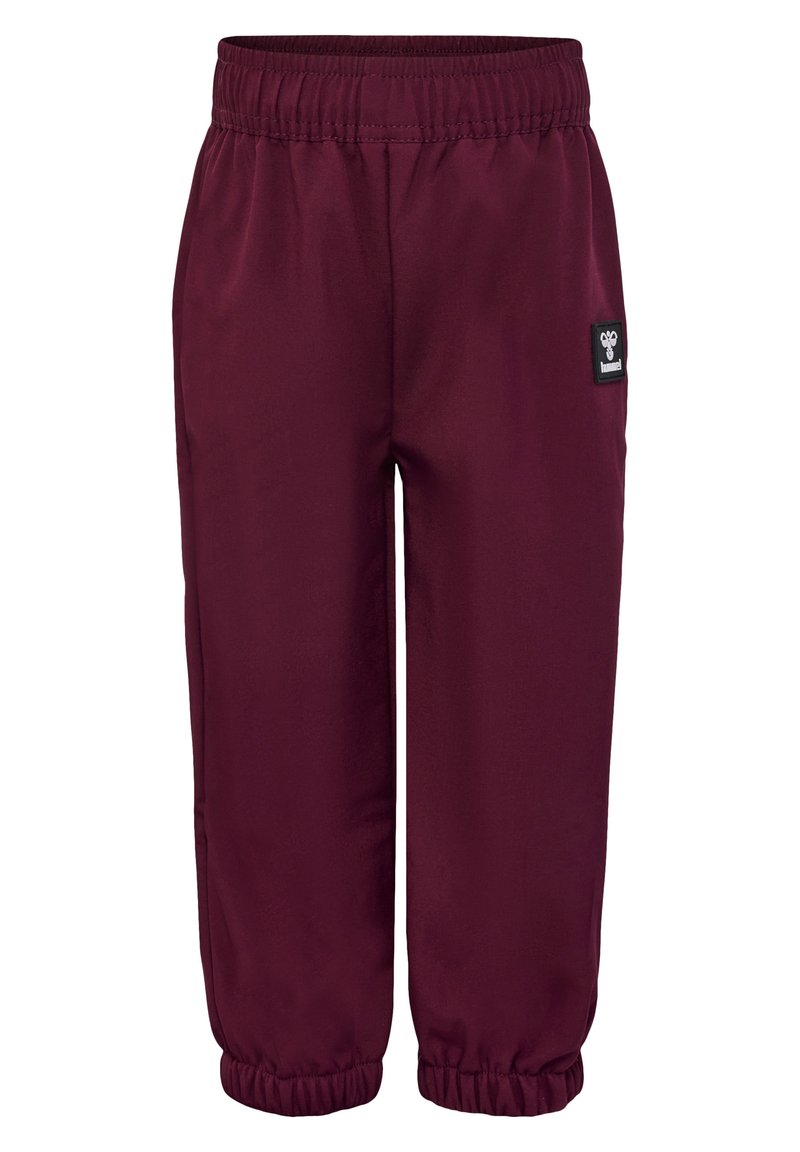 Bordeauxrote Sweatpants verfügen über einen elastischen Bund, Bündchen an den Beinen und ein kleines schwarzes Logo-Patch auf der linken Seite. Das Material ist glatt und leicht.