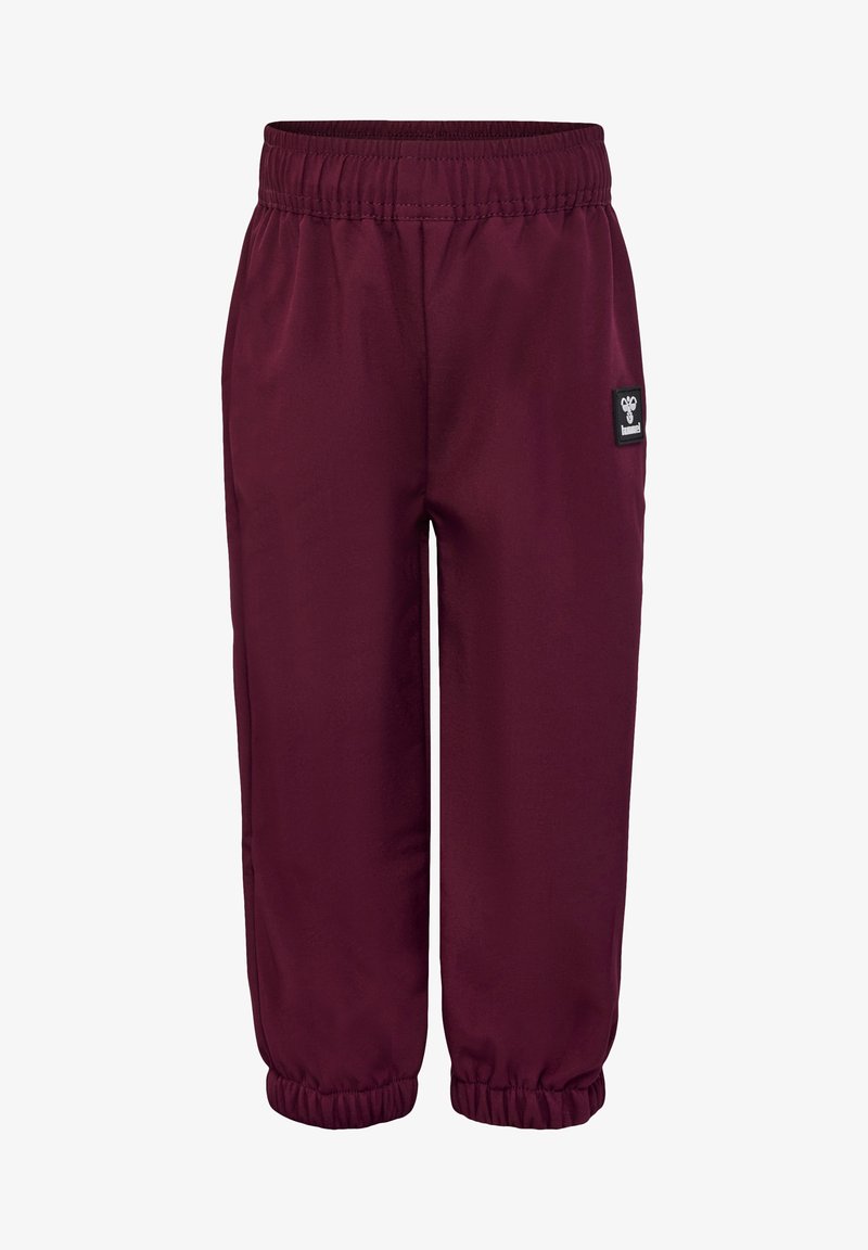 Bordeauxrote Sweatpants verfügen über einen elastischen Bund, Bündchen an den Beinen und ein kleines schwarzes Logo-Patch auf der linken Seite. Das Material ist glatt und leicht.
