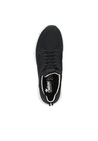 Schwarzer Sportschuh mit einem atmungsaktiven Mesh-Obermaterial, strukturiertem Stoff, Schnürdesign und einer weißen Sohle mit einem schwarzen Akzent hinten.