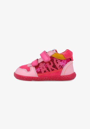 Zapatilla rosa con dos correas de gancho y bucle, lados adornados con lentejuelas, acentos texturizados en rosa y amarillo, y una suela rosa brillante.