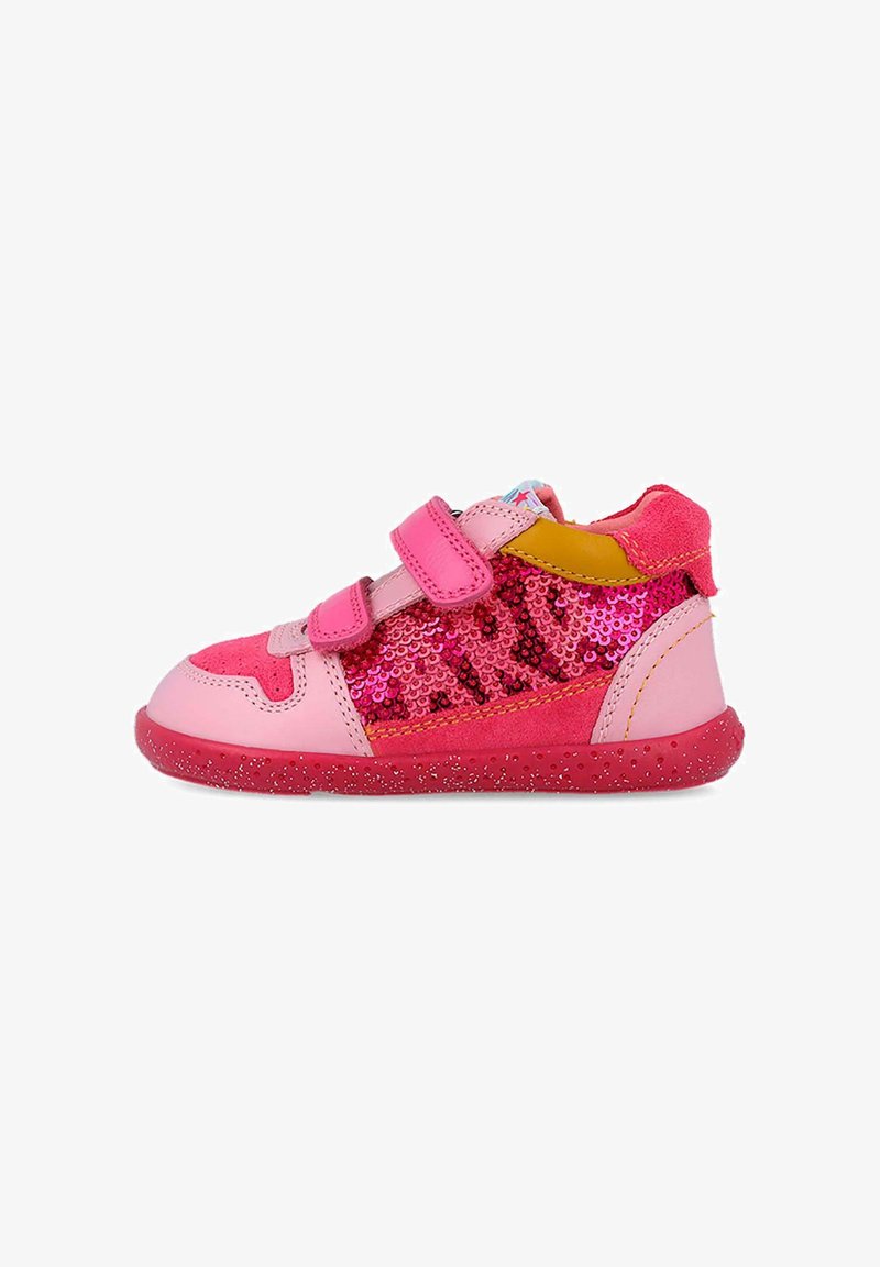Zapatilla rosa con dos correas de gancho y bucle, lados adornados con lentejuelas, acentos texturizados en rosa y amarillo, y una suela rosa brillante.