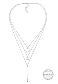 Sølvfarvet lagdelt halskæde med tre strenge, en cirkulær vedhæng, en skive vedhæng og en lodret stang med krystal accenter.