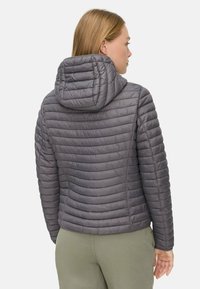 Grijze, gewatteerde pufferjas met een capuchon, uitgerust met horizontale stiksels, met rits afgesloten zijzakken en een getailleerde pasvorm.