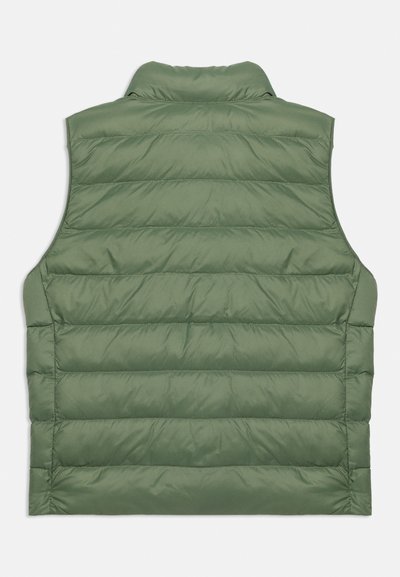 Πράσινο αμάνικο φουσκωτό γιλέκο με όρθιο γιακά, εμφανίζεται από πίσω σε λευκό φόντο.