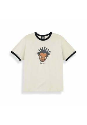 Roomkleurig T-shirt met korte mouwen, zwarte rand bij de hals en mouwboorden, met een cartoon gezicht met stekelig haar en het woord "Grimey" eronder.