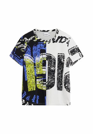 T-Shirt mit kurzen Ärmeln, das ein geteiltes Design in Schwarz, Blau, Weiß und Gelb aufweist. Die Textur wirkt grafisch mit kräftigen Zahlen und Buchstaben.