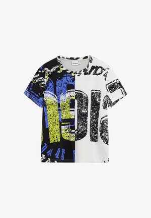 T-Shirt mit kurzen Ärmeln, das ein geteiltes Design in Schwarz, Blau, Weiß und Gelb aufweist. Die Textur wirkt grafisch mit kräftigen Zahlen und Buchstaben.