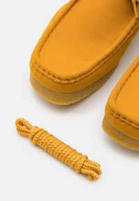 Clarks Originals WALLABEE - Sapatos de atacadores - yellow
