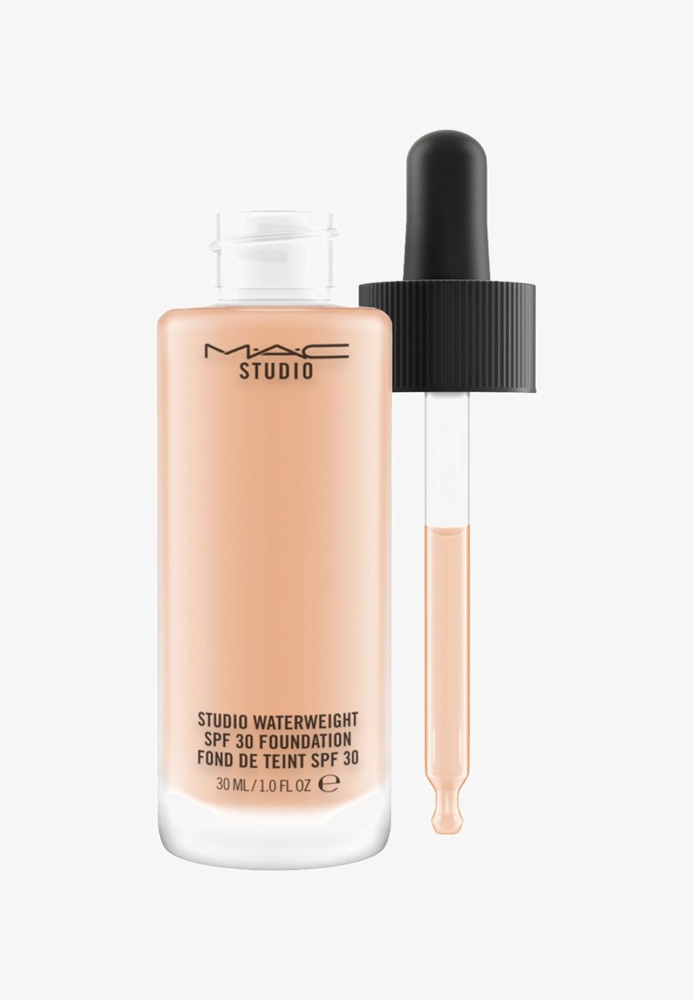 MAC Studio Waterweight SPF 30 Foundation i en klar, rund glassflaske. Lys beige væske med en sort pipettehette og hvit applikatortips.