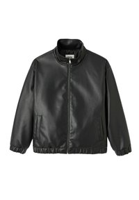 Veste noire en cuir synthétique avec un col montant, une fermeture éclair frontale, des poignets élastiques et des poches latérales ; texture lisse et coupe décontractée.