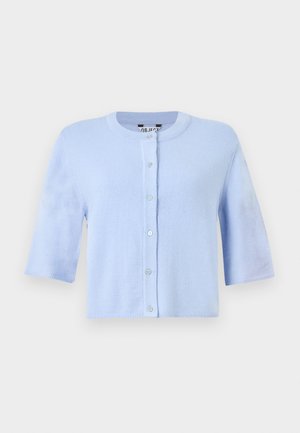 Svetlo modra kratka jopica s kratkimi rokavi, okrogel izrez in spredaj gumbi na enobarvnem ozadju.