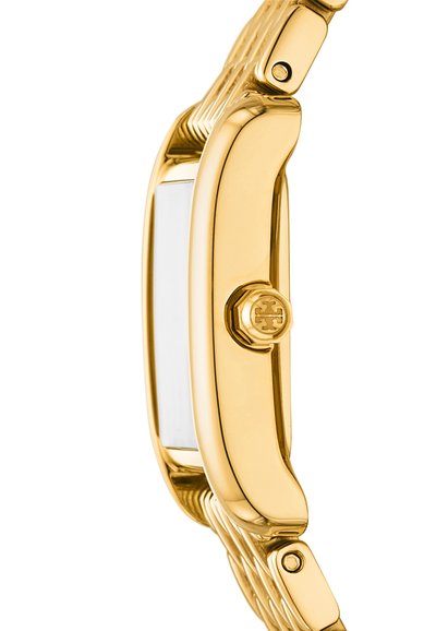 Montre en métal doré avec un cadran rectangulaire, finition lisse et bracelet texturé. Possède une couronne centrale avec un détail de logo.