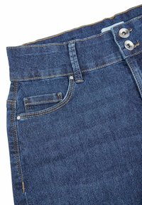 Jeans de mezclilla azul con una cinturilla resistente, dos bolsillos frontales y cierres de botón metálicos. Presenta costuras de contraste y una textura suave.