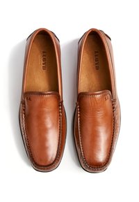 Braune Lederloafer mit glatter Oberfläche, verziert mit abgesteppten Details, einer abgerundeten Spitze und einer flexiblen schwarzen Gummisohle.