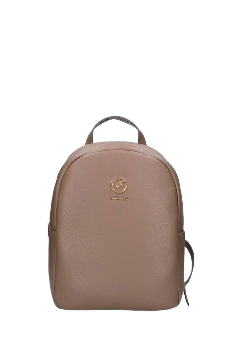 Zaino in pelle marrone con design arrotondato, superficie testurizzata, dettaglio logo dorato e manico superiore. Spallacci regolabili ai lati.