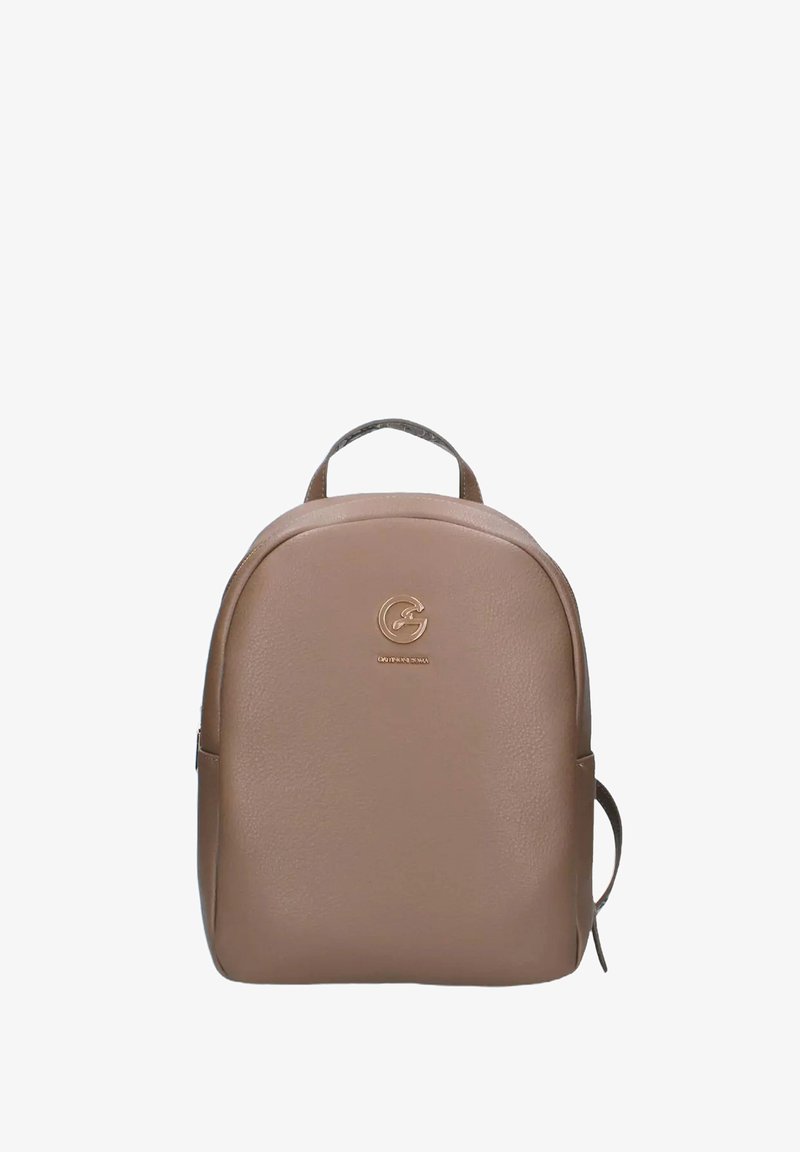 Zaino in pelle marrone con design arrotondato, superficie testurizzata, dettaglio logo dorato e manico superiore. Spallacci regolabili ai lati.