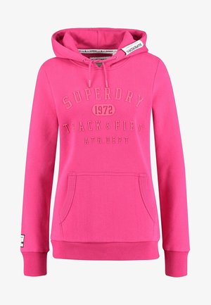 Sudadera con capucha rosa con cordón, bolsillo frontal tipo canguro, puños y dobladillo acanalados. Presenta texto en relieve "Superdry 1972 Track & Field" en la parte delantera.