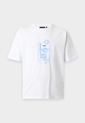 T-shirt blanc à manches courtes avec un croquis bleu représentant un verre contenant des glaçons et le mot "RAINS" imprimé sur la poitrine.
