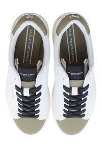 Un paio di sneakers bianche e oliva della U.S. Polo Assn. con lacci neri, viste dall'alto, che mostrano il logo del marchio sulla linguetta e sulle solette.