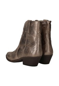 Metalen bronzen enkellaarzen met een gestructureerde afwerking, een ronde neus en een gemiddeld hoge, gestapelde hak. Voorzien van western-stijl stikselaccenten.