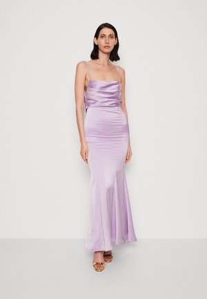 Satin-lila Abendkleid mit taillierter Silhouette, drapiertem Oberteil und weitem Rock. Dünne Spaghettiträger und seitliche Raffung.