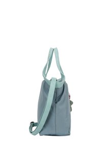 Borsa a spalla in tessuto blu chiaro con doppi manici superiori e una tracolla regolabile; presenta una chiusura con zip e colori a contrasto negli accessori.