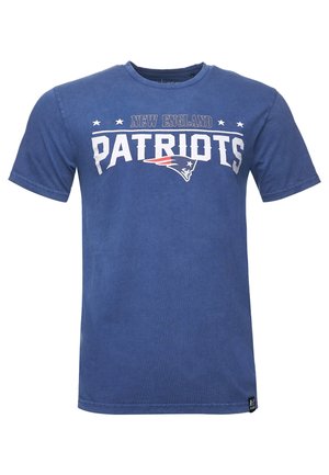 Blaue Baumwoll-T-Shirt mit kurzen Ärmeln. Mit dem Schriftzug "NEW ENGLAND PATRIOTS" in Weiß und Rot sowie einem Logo von einem Patriotenkopf.