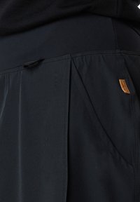 Unselected, black