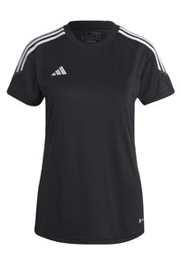 Černé sportovní tričko s krátkým rukávem, vyrobené z jemné látky. Má tři bílé pruhy na ramenou a malé logo na přední straně.