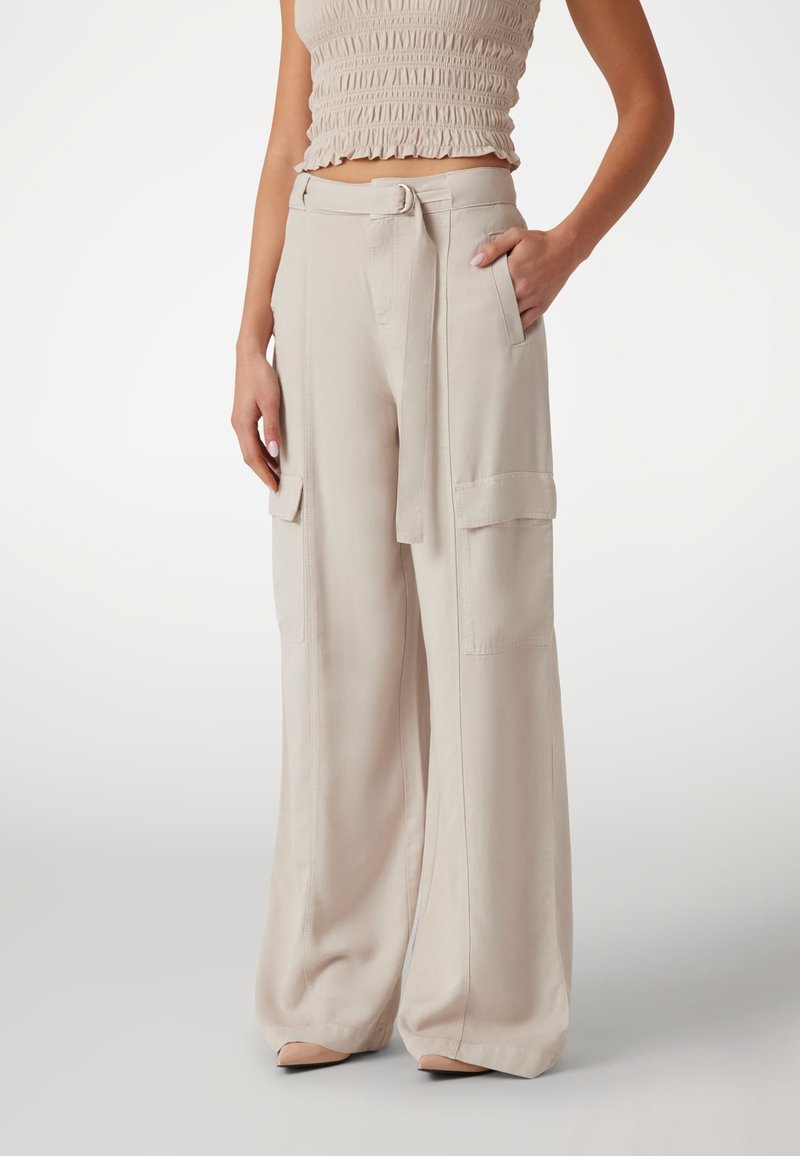 Guess RELAXED FIT - Cargobroek - beige