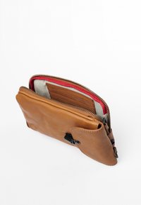 Portafoglio in pelle marrone chiaro con chiusura a zip, caratterizzato da un interno a strisce rosse e grigie. Include slot per carte e un design elegante.