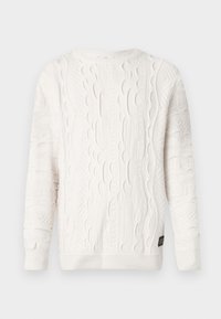 Witte kabelgebreide trui met ingewikkelde textuurpatronen, geribde manchetten, zoom en ronde hals, weergegeven op een effen achtergrond.
