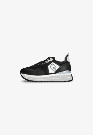 Sneaker nera con upper in mesh e pelle sintetica, dettagli bianchi, logo argento, spessa suola intermedia bianca e suola in gomma testurizzata.