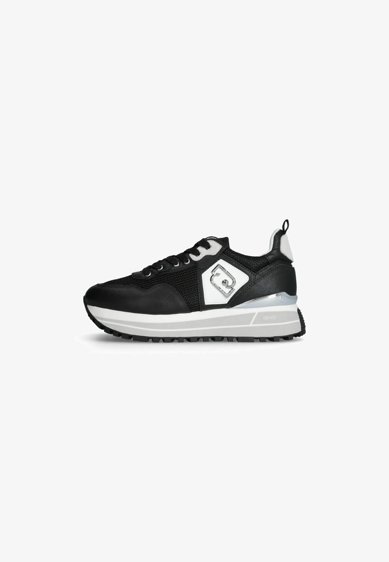 Sneaker nera con upper in mesh e pelle sintetica, dettagli bianchi, logo argento, spessa suola intermedia bianca e suola in gomma testurizzata.