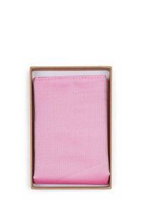 Roze, gestructureerd zakdoekje keurig gevouwen in een bruine presentatiebox. De stof heeft een subtiel patroon met gestikte randen.