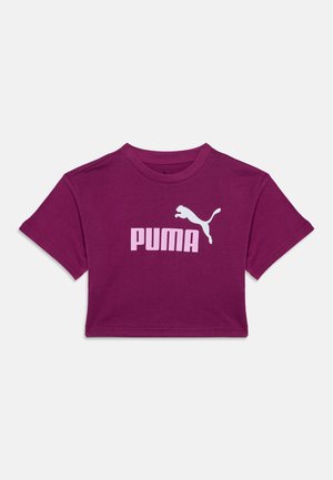 Fioletowy krótki t-shirt z krótkim rękawem, okrągłym dekoltem oraz jasnoróżowym logo Puma i symbolem skaczącego kota na środku przodu.