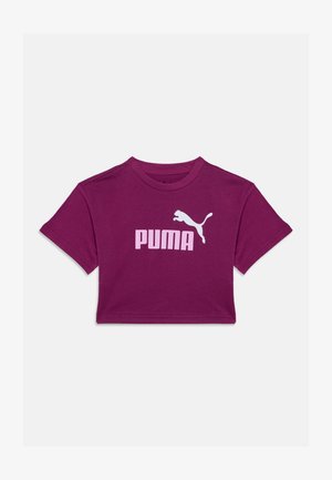 Fioletowy krótki t-shirt z krótkim rękawem, okrągłym dekoltem oraz jasnoróżowym logo Puma i symbolem skaczącego kota na środku przodu.