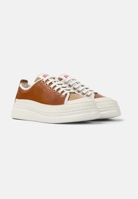 Bruna lädersneakers med krämfärgade detaljer, rund tå, vit gummisula och snörningsdesign med metallöglor och logotags.
