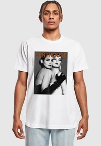 Hvid bomulds t-shirt med et vintage sort-hvidt grafik af to kvinder, med ordet "PENTHOUSE" i fed orange tekst ovenfor.