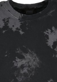 Sweat-shirt noir avec motif tie-dye en nuances de gris, doté d'un col rond côtelé et d'une texture de tissu douce.