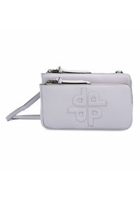 Clutch de cuero púrpura claro con dos compartimentos con cremallera, que presenta un detalle de logo embossado y una correa desmontable para mayor versatilidad.