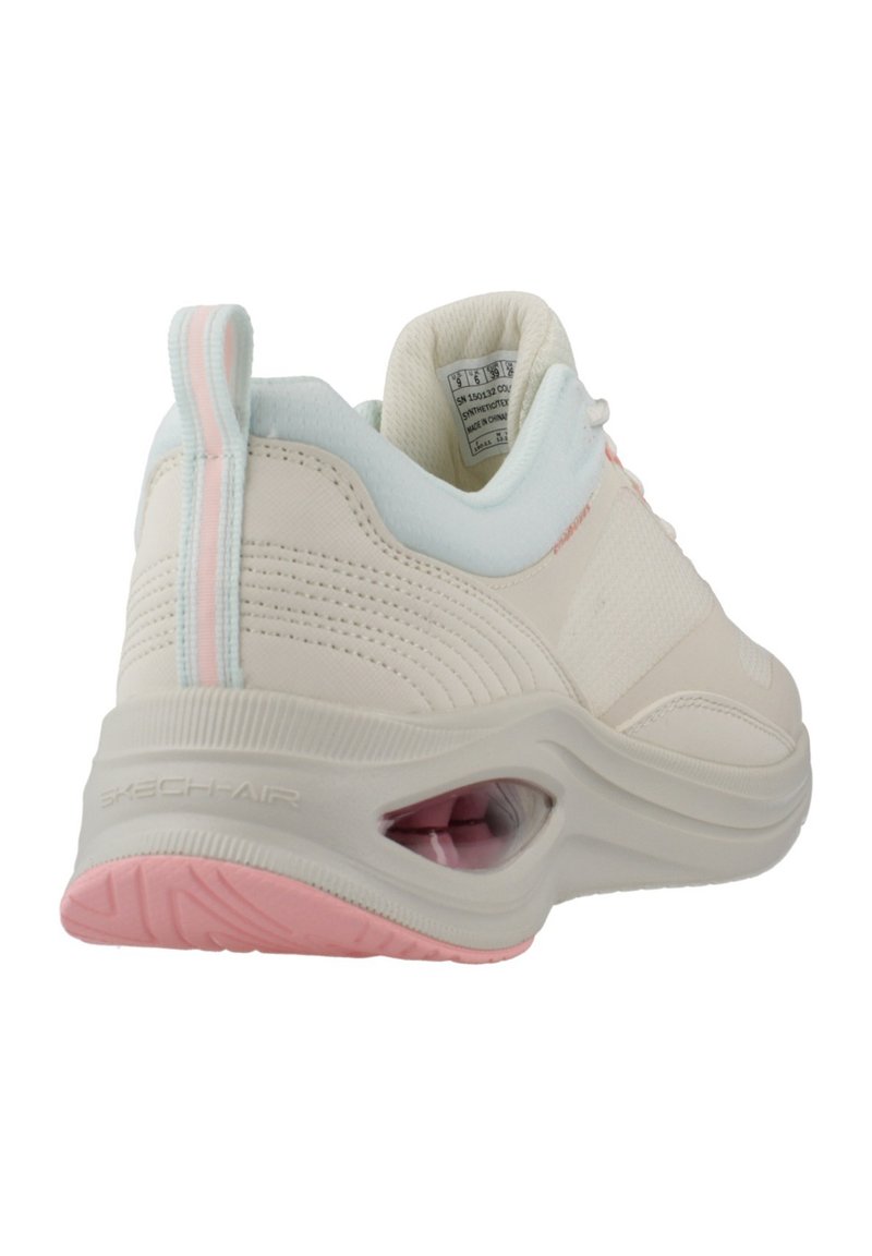 Zapatilla Skechers con un upper sintético blanco, detalles en azul claro y suela rosa. Cuenta con un collar acolchado y un talón con amortiguación de aire.