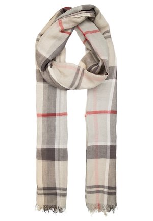 Écharpe beige clair avec un motif à carreaux gris, blanc et rouge, bouclée de manière lâche avec des extrémités frangées.