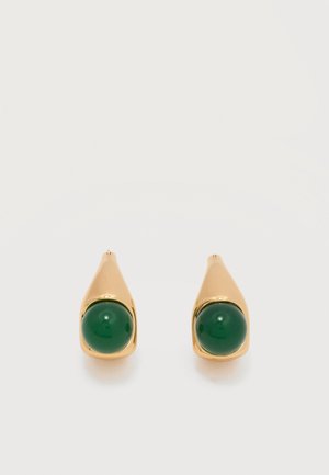 Σκουλαρίκια με χρυσό τόνο, με στρογγυλά, σκούρα πράσινα κέντρα από πέτρα, γυαλισμένα και λεία, παρουσιασμένα σε λευκό φόντο.