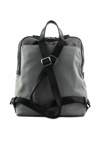 Sac à dos gris au design élégant, avec des sangles noires réglables, des fermetures éclair et une poignée supérieure. Confectionné dans un matériau lisse et résistant.
